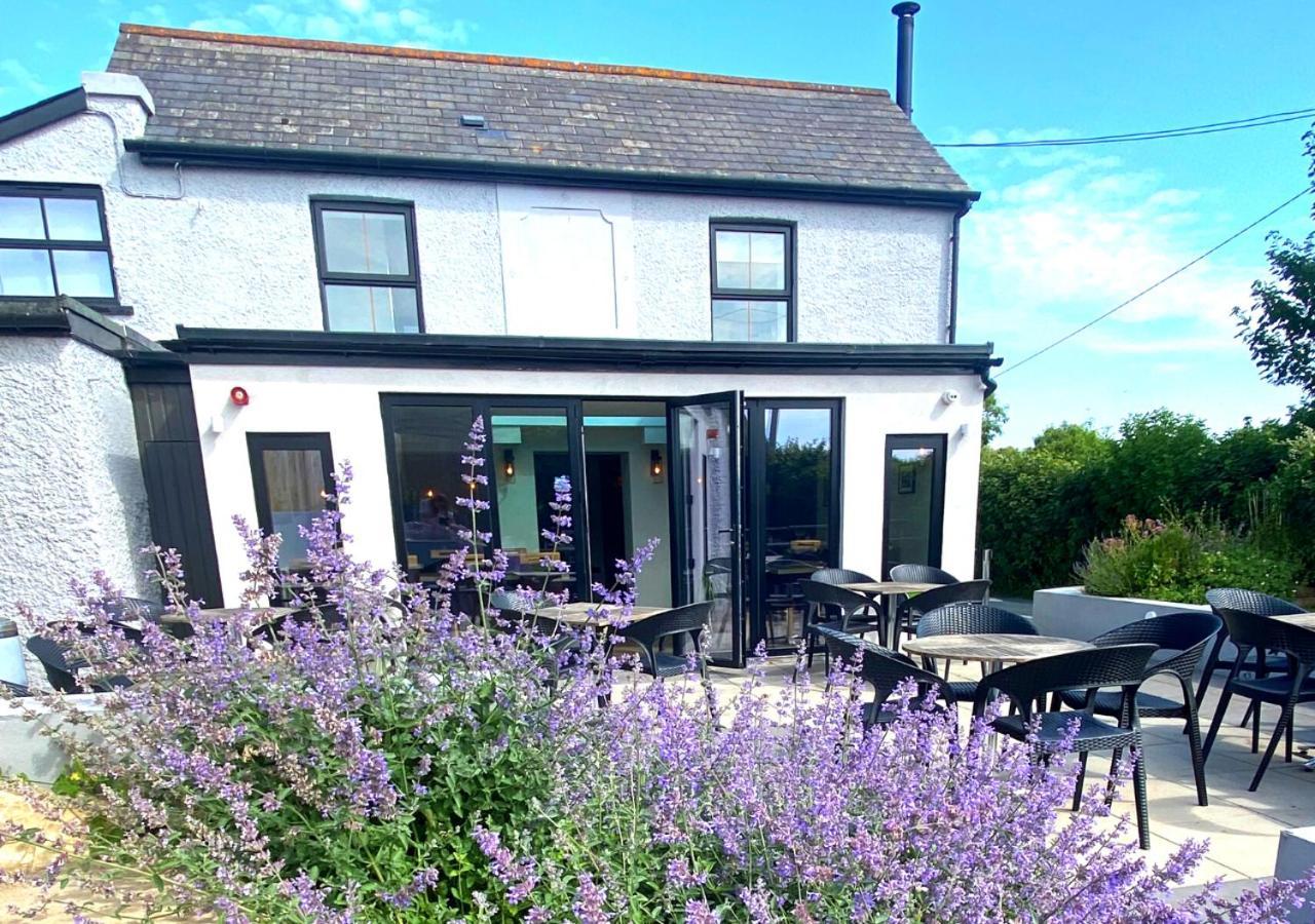The Roost On Rock Road Hotel Barry Exterior foto